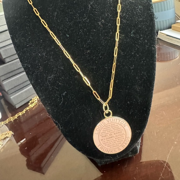 Louis Vuitton 32mm‎ Pink  Trunk &
Bags 18” Stainless Steel Gold Plated Necklace - Picture 3 of 4
